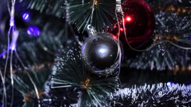 Çelenk ışıklarıyla süslenmiş Noel ağacının yakın görüntüsü. Xmas arifesi kavramı.