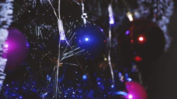 Vue rapprochée de l'arbre de Noël décoré de guirlandes lumineuses. Concept de veille de Noël . — Video