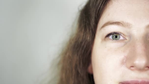 Frau mit Unteraugentasche. Geschwollene Augen von Mädchen, die Taschen zeigen. Frauenaugen aus nächster Nähe. — Stockvideo