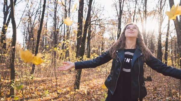 Schöne Frau posiert im herbstlichen Wald. Mädchen in schwarzer Lederjacke spaziert im Wald — Stockfoto