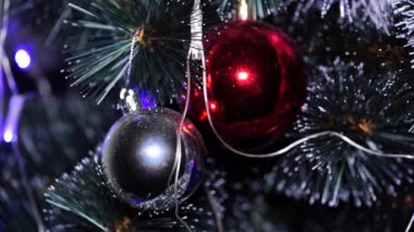 Çelenk ışıklarıyla süslenmiş Noel ağacının yakın görüntüsü. Xmas arifesi kavramı.