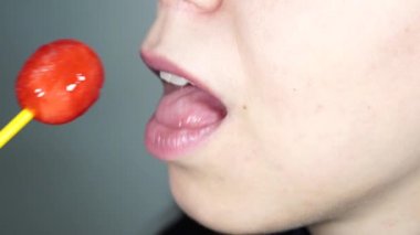 Dudakları lolipop tutan seksi kadın, yakın plan güzellik.