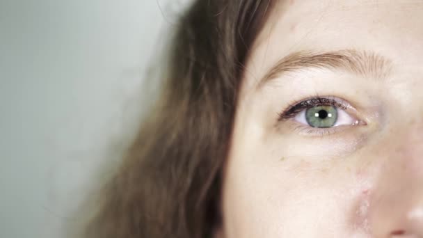 Mujer con bolsa de ojos. Puffy ojo de niña mostrando bolsas de ojos. Los ojos cerrados de los hombres. — Vídeos de Stock