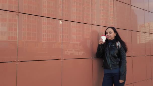 Egy Fiatal Gyönyörű Alkalmi Ruhában Kezében Egy Csésze Kávéval — Stock videók
