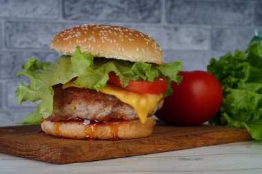 Taze sebzeli ev yapımı hamburger. Sığır eti, peynir ve sebzeli leziz ızgara burger. Lezzetli ızgara çizburger. Metin için boş alan