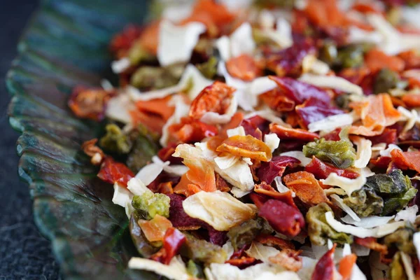 Gri arka planda büyük bir tabak sebze sosu..