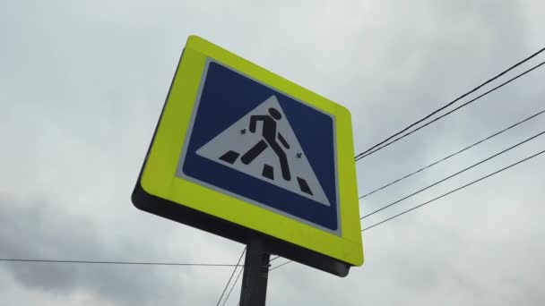 Voetgangersoversteekbord. Close-up van voetgangers kruising teken tegen een bewolkte lucht. Voetgangersoversteekplaats — Stockvideo