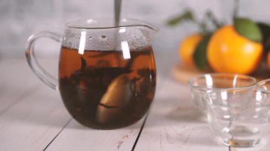 Çay yaprakları kaynayan suda demlenir ve küçük bir çaydanlığa karışır. Çay partisi konsepti. Çaydanlıkta yeşil çay