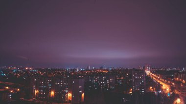Şehir gecesi sahnesi. Geceleyin şehir