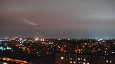 Şehir gecesi sahnesi. Geceleyin şehir