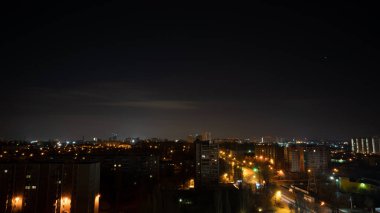 Şehir gecesi sahnesi. Geceleyin şehir
