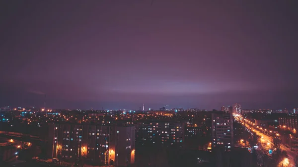 Ночная сцена города. Город в ночи — стоковое фото