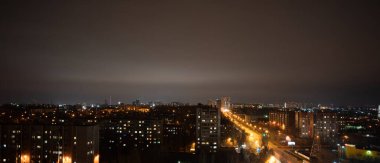 Şehir gecesi sahnesi. Geceleyin şehir