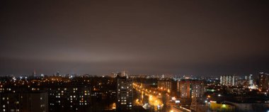 Geceleri modern apartman binaları. Modern bir konut binasının ön cephesi. Modern apartman binası mimarisi