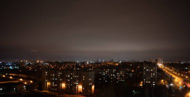 Geceleri modern apartman binaları. Modern bir konut binasının ön cephesi. Modern apartman binası mimarisi