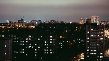 Geceleri modern apartman binaları. Modern bir konut binasının ön cephesi. Modern apartman binası mimarisi