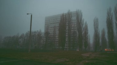 Sabahları sisli arka planda modern apartman binaları. Modern bir konut binasının ön cephesi. Modern apartman binası mimarisi