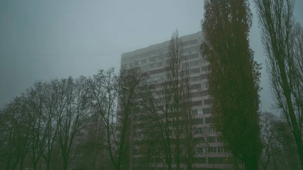 霧を背景に、午前中に近代的なアパートの建物。近代的な住宅ビルのファサード。住宅建築｜現代アパートマンション建築 — ストック写真