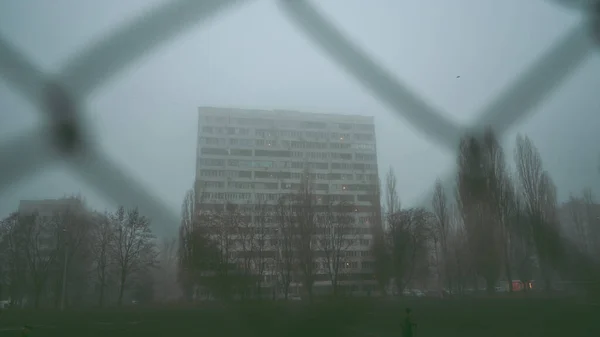 Moderne Mehrfamilienhäuser am Morgen vor dem Hintergrund von Nebel. die Fassade eines modernen Wohnhauses. Wohngebäude moderne Wohnung Eigentumswohnung Architektur — Stockfoto