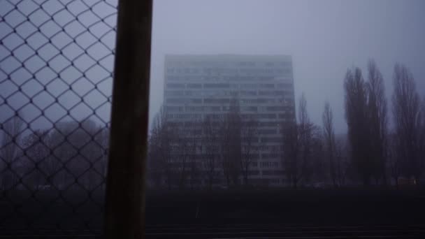 Modernos edificios de apartamentos en la mañana en el fondo de la niebla. La fachada de un moderno edificio residencial. edificio residencial moderno apartamento condominio arquitectura — Vídeos de Stock