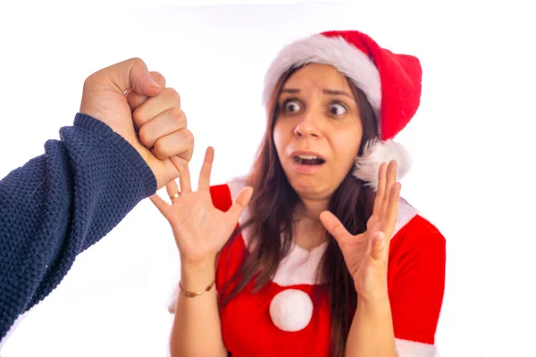 Adam korkmuş bir kadını Noel Baba kostümüyle yumruğuyla dövüyor. Saldırgan bir adam korkmuş genç bir kadına vuruyor.. — Stok fotoğraf