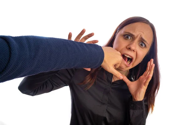 El hombre golpeó a la mujer. El puño de un hombre golpea a una mujer en la cara. Conflicto interpersonal y violencia en la familia . —  Fotos de Stock