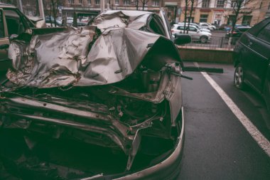 Kazadan sonraki araba. Yoldaki kırık araba. Bir kaza sonucu arabanın gövdesi zarar görmüştür. Trafik kazasında yüksek hızda kafa. Çarpışmadan sonra araba gövdesinde izler var.