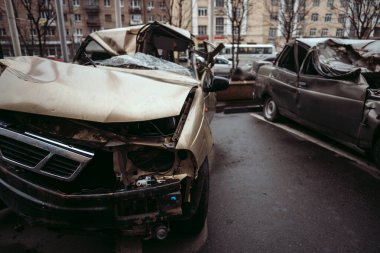 Kazadan sonraki araba. Yoldaki kırık araba. Bir kaza sonucu arabanın gövdesi zarar görmüştür. Trafik kazasında yüksek hızda kafa. Çarpışmadan sonra araba gövdesinde izler var.