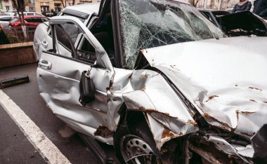 Kazadan sonraki araba. Yoldaki kırık araba. Bir kaza sonucu arabanın gövdesi zarar görmüştür. Trafik kazasında yüksek hızda kafa. Çarpışmadan sonra araba gövdesinde izler var.