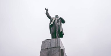 Lenin anıtı. Lenin, Marksizm 'in kuramcısıdır ve bu teoriyi yeni tarihsel koşullarda, Sovyetler Birliği Komünist Partisi' nin ve uluslararası C 'nin lideri ve organizatörü olarak geliştirmiştir.