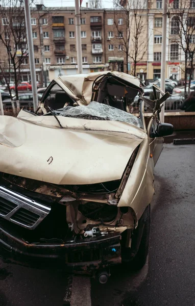 The car after the accident. Broken car on the road. The body of the car is damaged as a result of an accident. High speed head on a car traffic accident. Dents on the car body after a collision on the — Stock Photo, Image
