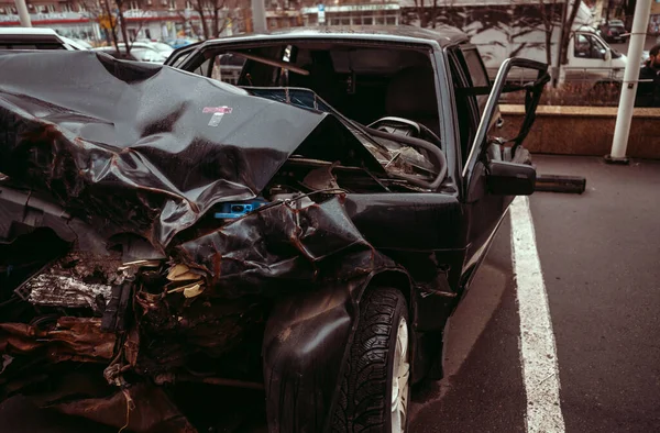 Kazadan sonraki araba. Yoldaki kırık araba. Bir kaza sonucu arabanın gövdesi zarar görmüştür. Trafik kazasında yüksek hızda kafa. Çarpışmadan sonra araba gövdesinde izler var.