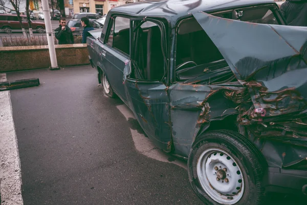 O carro depois do acidente. Carro partido na estrada. O corpo do carro está danificado como resultado de um acidente. Cabeça de alta velocidade num acidente de viação. Dentes no corpo do carro após uma colisão no — Fotografia de Stock