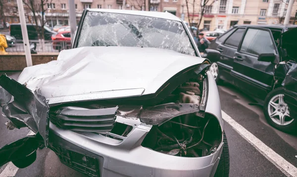 Kazadan sonraki araba. Yoldaki kırık araba. Bir kaza sonucu arabanın gövdesi zarar görmüştür. Trafik kazasında yüksek hızda kafa. Çarpışmadan sonra araba gövdesinde izler var. — Stok fotoğraf