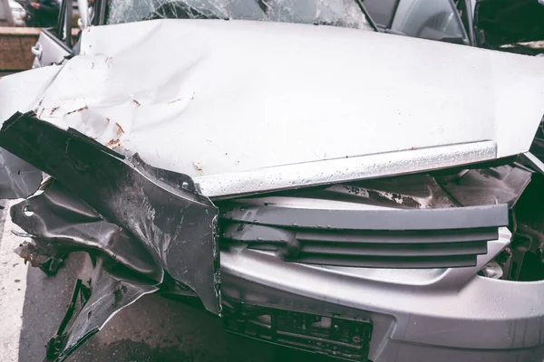 El coche después del accidente. Coche roto en la carretera. El cuerpo del coche está dañado como resultado de un accidente. Cabeza de alta velocidad en un accidente de tráfico. abolladuras en la carrocería del coche después de una colisión en el — Foto de Stock