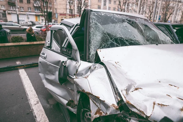 Kazadan sonraki araba. Yoldaki kırık araba. Bir kaza sonucu arabanın gövdesi zarar görmüştür. Trafik kazasında yüksek hızda kafa. Çarpışmadan sonra araba gövdesinde izler var. — Stok fotoğraf