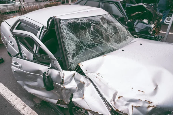 Kazadan sonraki araba. Yoldaki kırık araba. Bir kaza sonucu arabanın gövdesi zarar görmüştür. Trafik kazasında yüksek hızda kafa. Çarpışmadan sonra araba gövdesinde izler var.