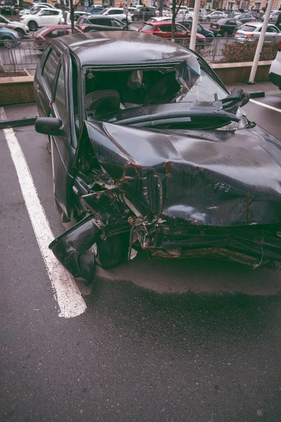 El coche después del accidente. Coche roto en la carretera. El cuerpo del coche está dañado como resultado de un accidente. Cabeza de alta velocidad en un accidente de tráfico. abolladuras en la carrocería del coche después de una colisión en el —  Fotos de Stock