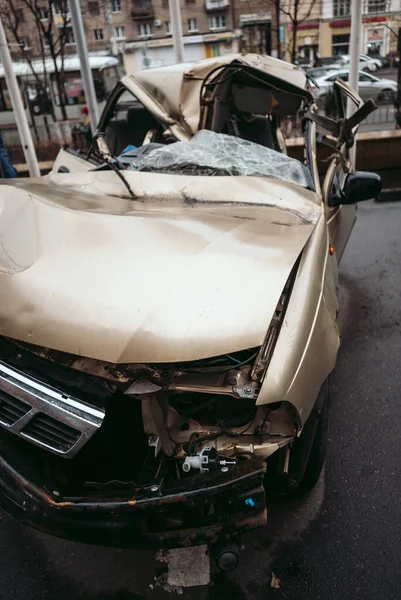 El coche después del accidente. Coche roto en la carretera. El cuerpo del coche está dañado como resultado de un accidente. Cabeza de alta velocidad en un accidente de tráfico. abolladuras en la carrocería del coche después de una colisión en el —  Fotos de Stock