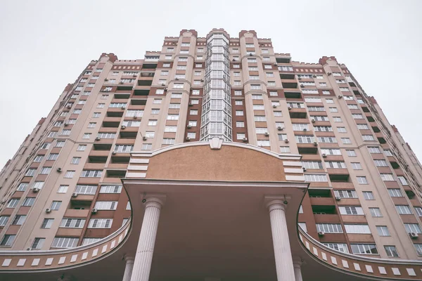 Moderne appartementengebouwen, 's nachts. De gevel van een modern woongebouw. residentieel gebouw modern appartement condominium architectuur — Stockfoto