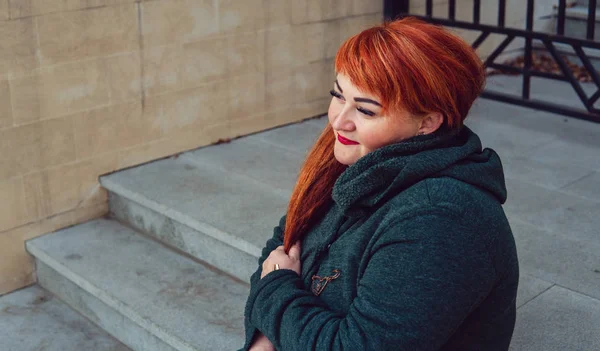 Portrait d'une belle femme souriante aux cheveux rouges. — Photo