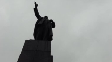 Lenin Anıtı, Marksizm 'in bir teorisyenidir ve bunu yeni tarihi koşullarda yaratarak Sovyetler Birliği Komünist Partisi' nin lideri ve organizatörüdür.