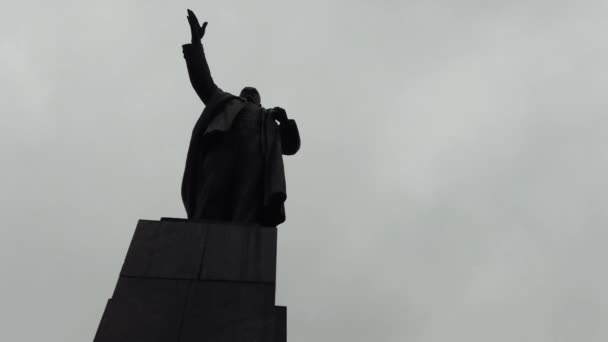Monumen untuk Lenin, Lenin adalah seorang teoretikus Marxisme, yang secara kreatif mengembangkannya dalam kondisi sejarah baru, penyelenggara dan pemimpin partai Komunis Uni Soviet — Stok Video