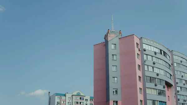 Moderne appartementengebouwen op een zonnige dag met een blauwe lucht. Voorzijde van een modern appartementencomplex. residentieel gebouw modern appartement condominium architectuur — Stockfoto