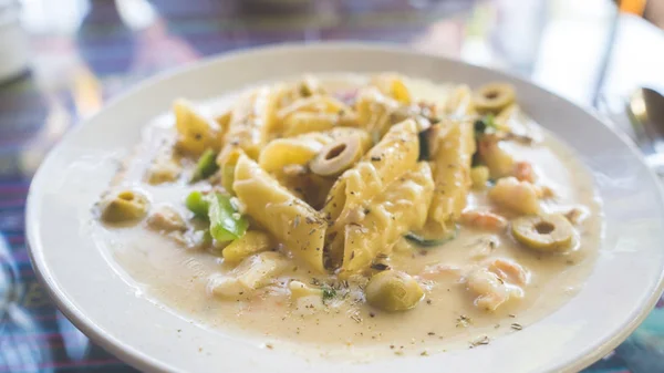 Un piatto di pasta con frutti di mare in salsa bianca. Avvicinamento. — Foto Stock