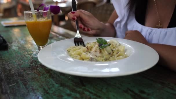 Un plato de pasta con marisco en salsa blanca. Cierre. — Vídeo de stock