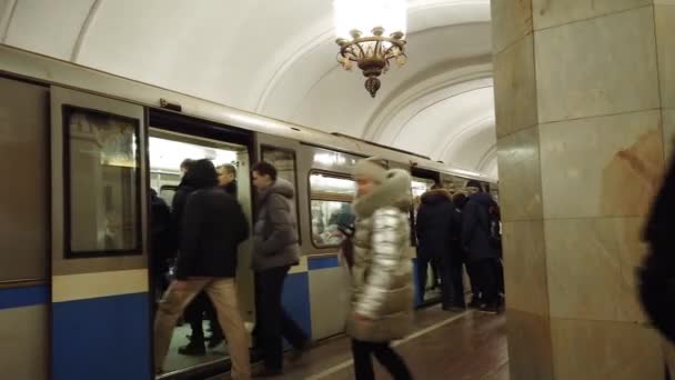 Moskva, Ryssland 18 december 2019: Moskva tunnelbana, folk rusar till tåget. Vid tunnelbanestationen avgår tåget. Plattform för tunnelbanestationer — Stockvideo