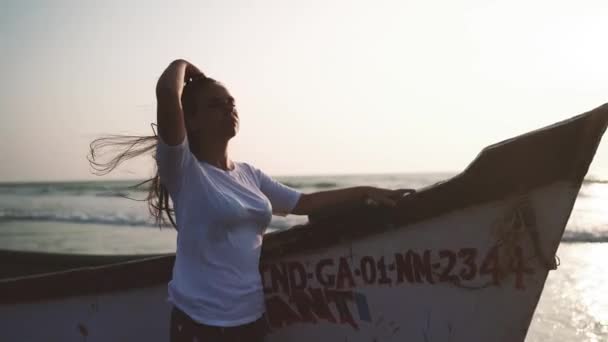 Uma Jovem Perto Barco Pelo Mar Contra Pôr Sol — Vídeo de Stock