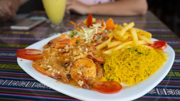 Camarón asado frito con arroz y verduras en un plato blanco — Foto de Stock