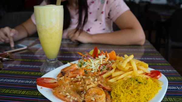 Camarón asado frito con arroz y verduras en un plato blanco — Foto de Stock